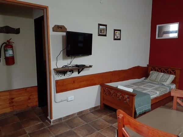 Interior estar cabaña número 2, tv camas de una plaza
