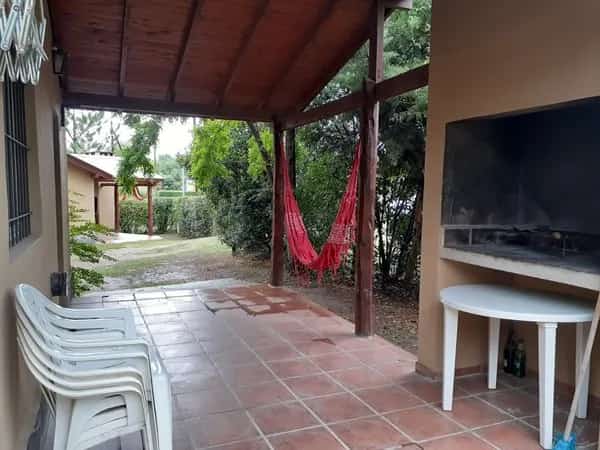 Cochera asador y mobiliario de exterior en cabaña número 3