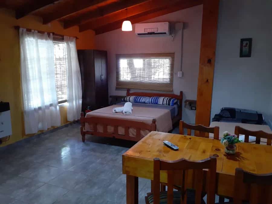 Interior cocina comedor, heladera con freezer, Tv cabaña nro5