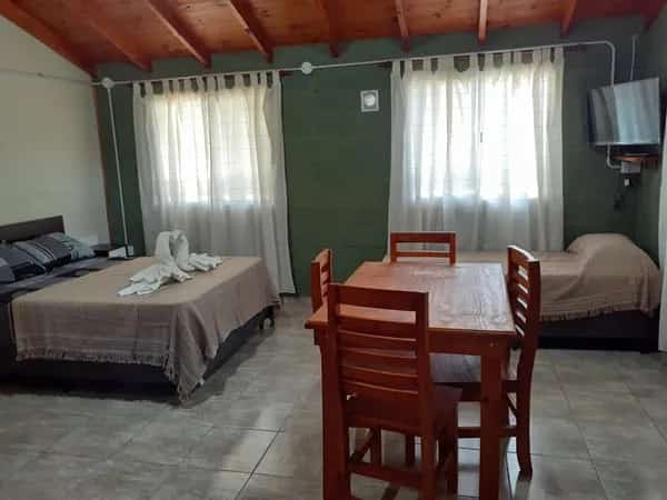 Interior de cabaña nro6 Estar y dormitorio, Tv