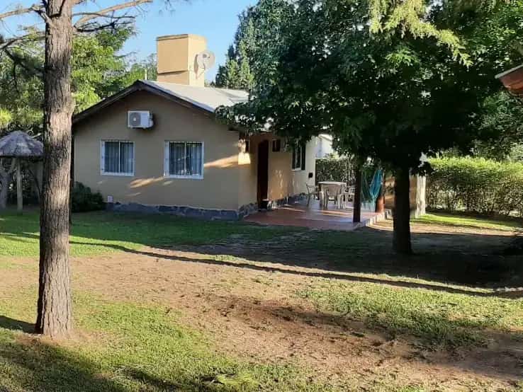 cabaña con parque y sombra