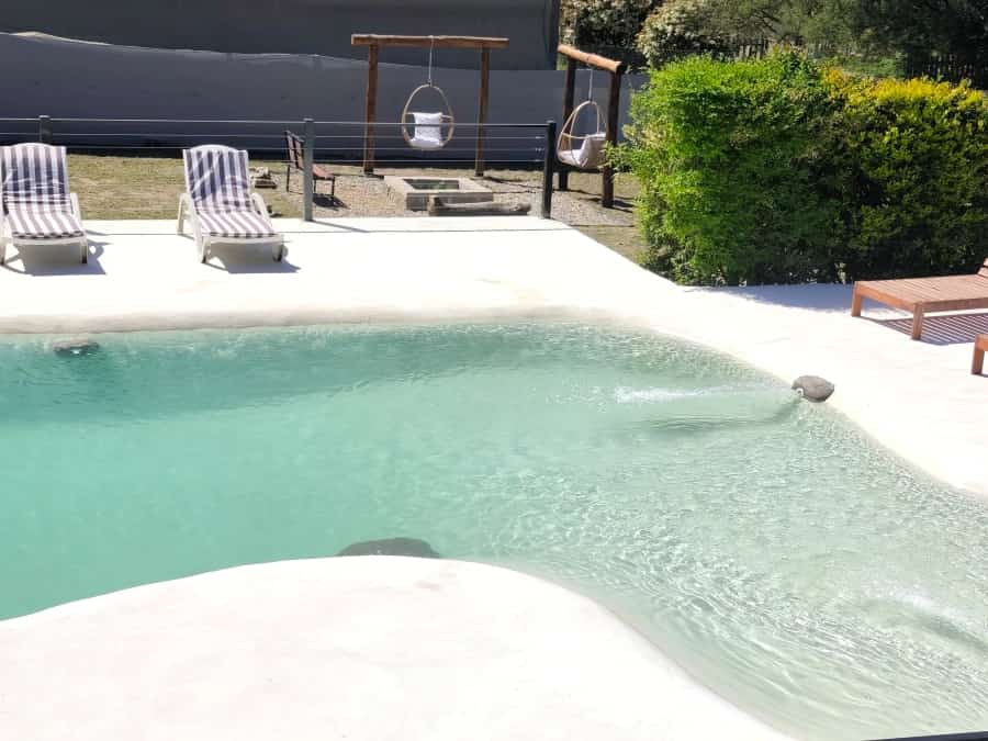 Piscina playa con solarium y reposeras