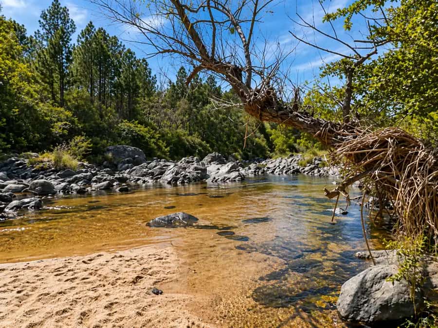 Cristalino y calmo río Los Reartes