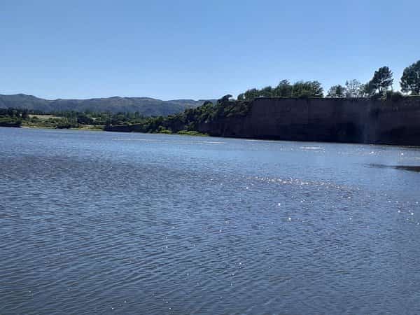 Desembocadura del río Los Reartes en Lago Los Molinos