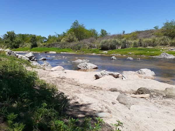 Playa agreste del río Los Reartes